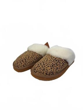 Beautiful NWTs Emu Women’s Shoes Size 5